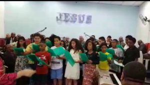 Adolescentes do Campo Louvando na Santa Ceia